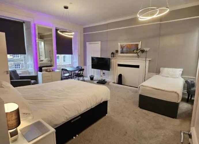 Luxury Family Room With Private Bathroom In The Heart Of Edinburgh
